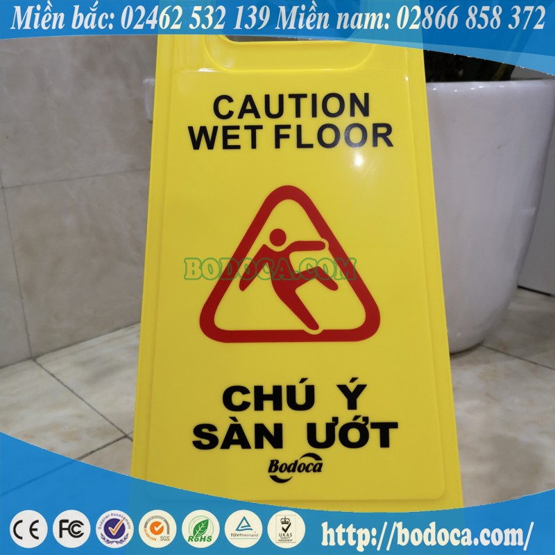 Biển báo chú ý sàn ướt đặt sảnh